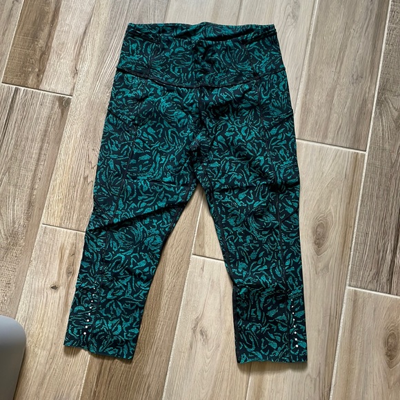 Lululemon capris - Picture 1 of 4
